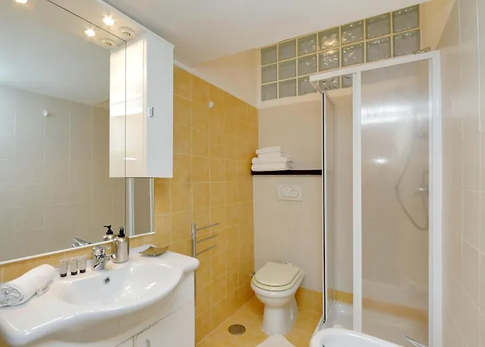 Elegant 3-bed 10' Termini Wi-fi Ac Apartment *
