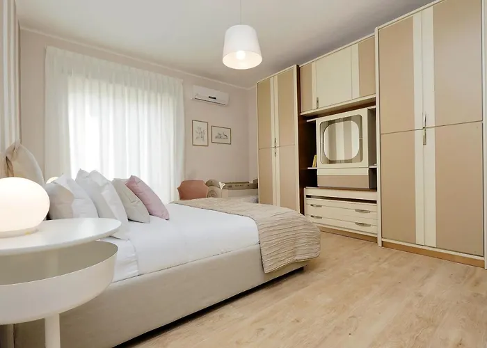 Apartment Elegant 3-bed 10' Termini Wi-fi Ac