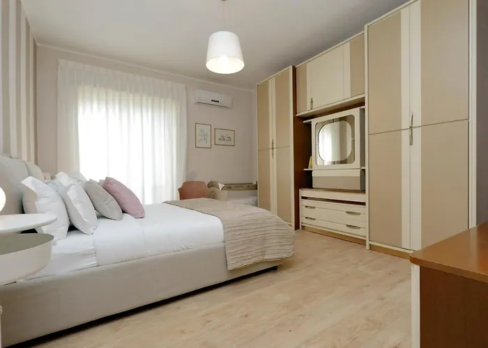 Apartment Elegant 3-bed 10' Termini Wi-fi Ac